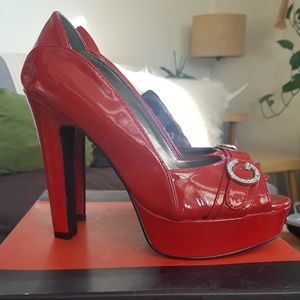 Guess Pantent Leather Pumps